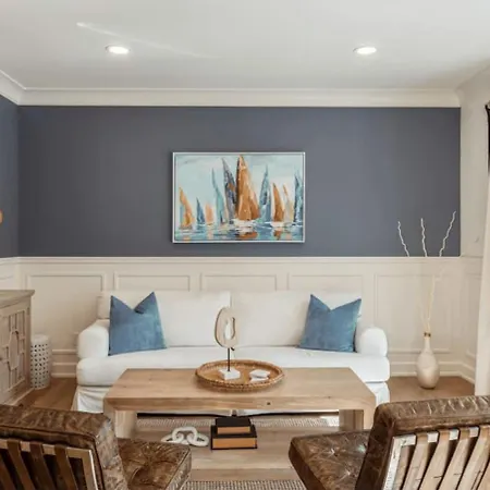 New Construction Modern Luxury Retreat W 6 Beds & Villa